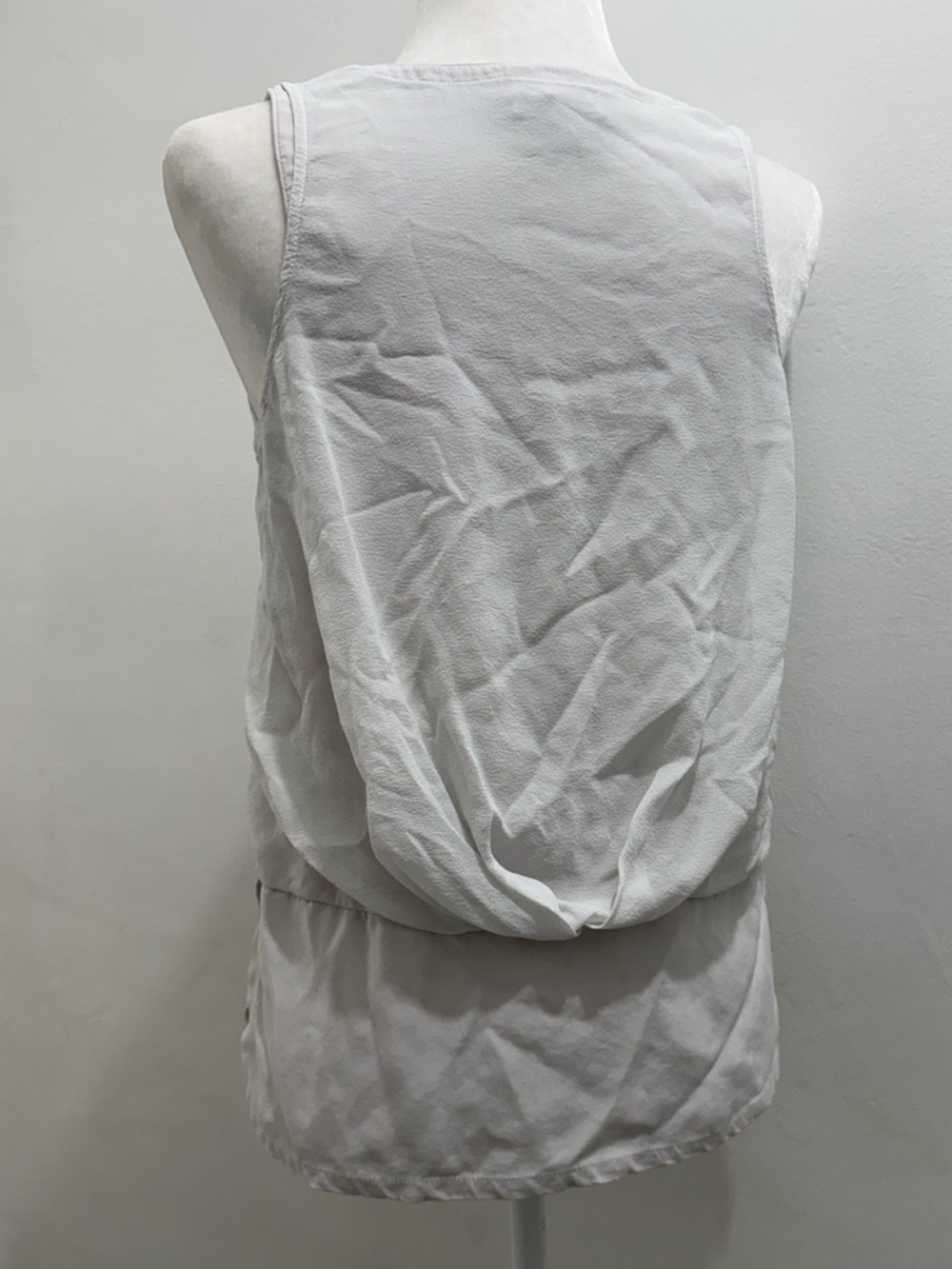 Et Eais 100% Silk Women's Sleeveless V-Neck Camisole Light Gray Size Small EUC - Picture 3 of 5